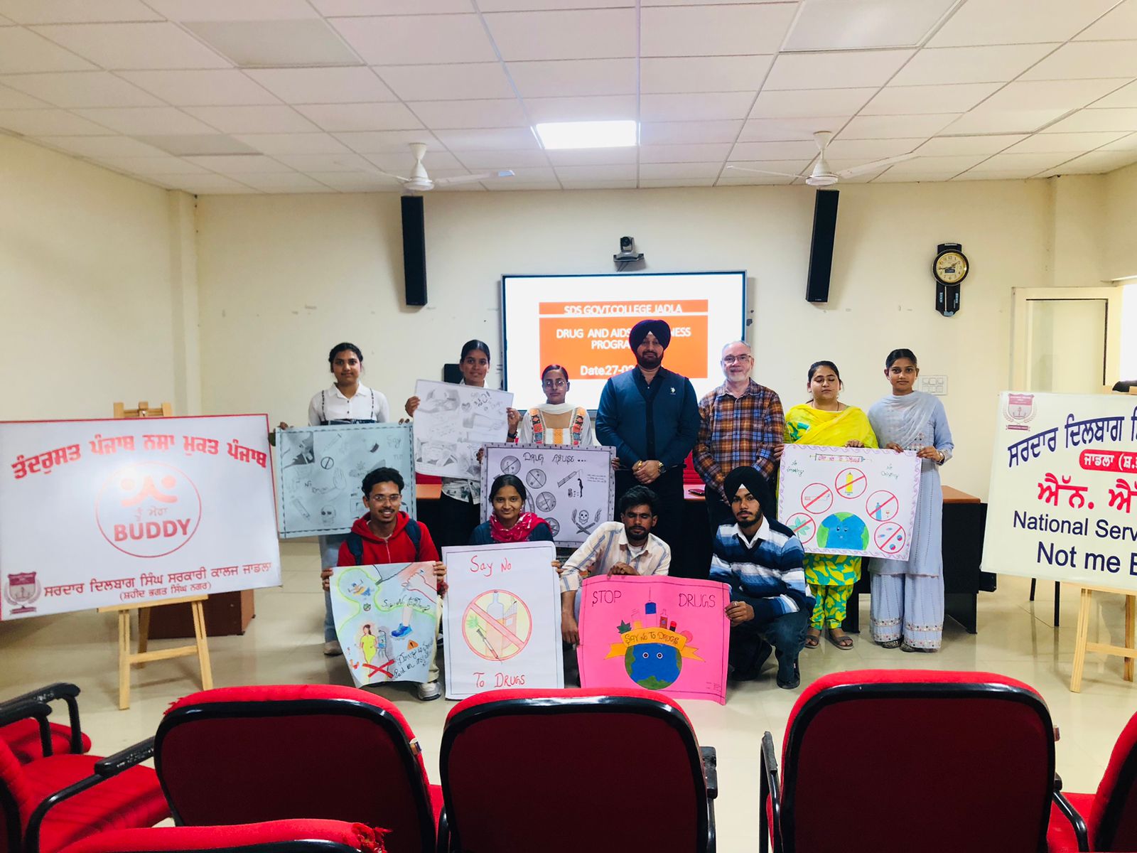 ਨਸ਼ਾ ਵਿਰੋਧੀ ਅਤੇ ਏਡਸ ਜਾਗਰੂਕਤਾ ਵਿਸ਼ੇ ਉੱਪਰ ਪੋਸਟਰ ਮੇਕਿੰਗ ਮੁਕਾਬਲੇ